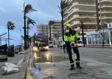 Brandkåren har fått rycka ut vid strandpromenaden i Fuengirola. Foto: Ayto de Fuengirola