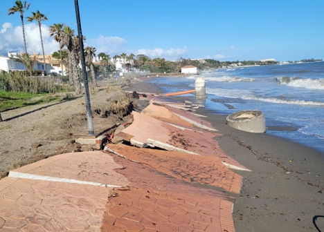 Delar av strandpromenaden i östra Estepona är totalförstörd.