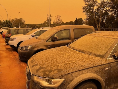 Många platser och bilar är fortfarande smutsiga efter det senaste lerregnet på Costa del Sol.