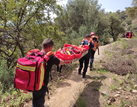 Brandkår från Marbella bar ynglingen till ett område där han kunde hämtas i helikopter. Foto: Ayto de Marbella