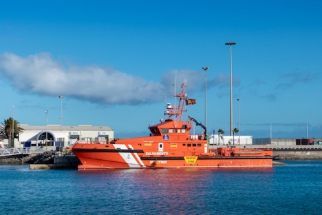 Spansk räddningsbåt i hamn vid Puerto del Rosario, på Fuerteventura.