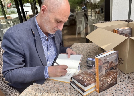 Mats Björkman signerar exemplar av sin debutroman ”Fem veckor i Granada” i samband med boksläppet 21 maj.