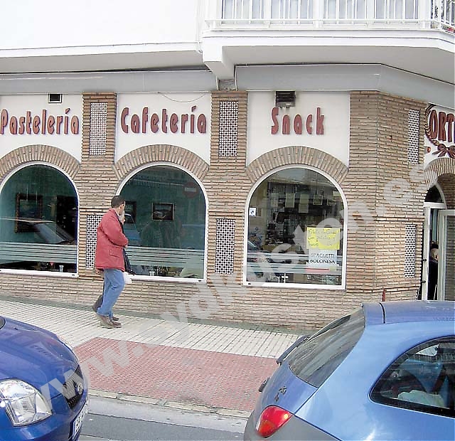 Vid detta gathörn, mellan Calle Castilla Pérez och Calle Diputación i Nerja, segnade 75-årige Bertil Sundgren ned. Hans svaga hjärta sade stopp, när han försökte jaga en man som just rånat honom på mellan 500 och 600 euro. Foto: Jan Ljungqvist