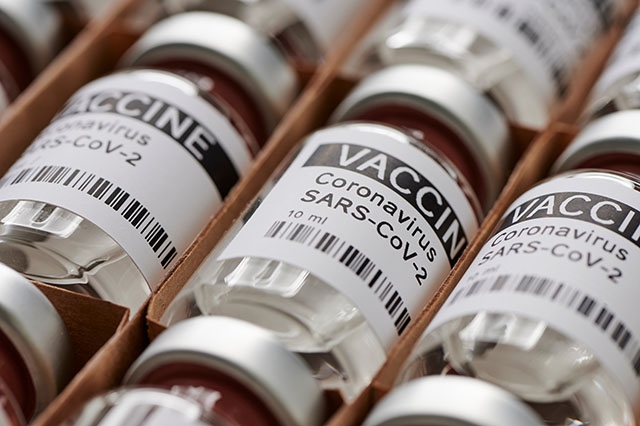 Omkring 2.200 personer betalade upp till 1.500 euro vardera för falska vaccinintyg.