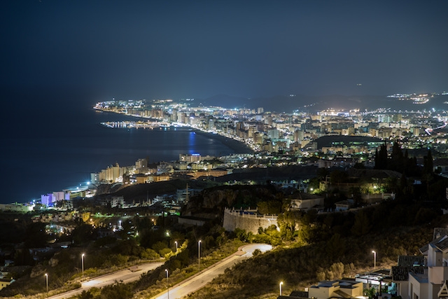 Vy av Benalmádena Costa på kvällen.