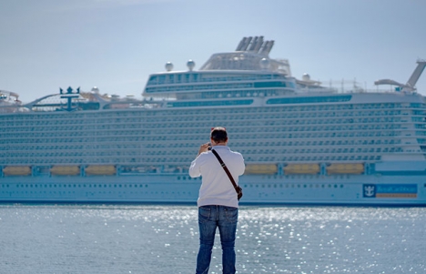 Jättekryssaren Wonder of the Seas väcker både uppseende och kritik, under sin jungfrufärd i Medelhavet.