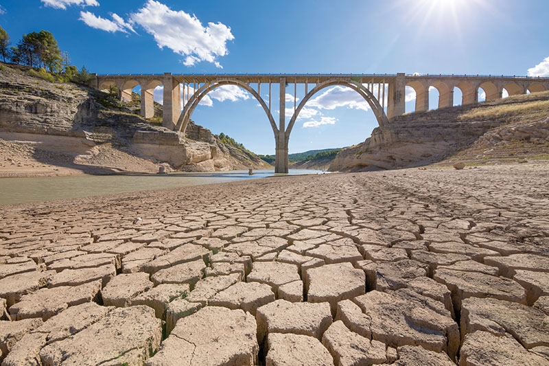 Det finns över 350 vattenmagasin i Spanien. De har sammanlagt en lagringskapacitet på 54.000 kubikhektometer. I februari i år sjönk vattennivåerna i reservoarerna till 44 procent. 