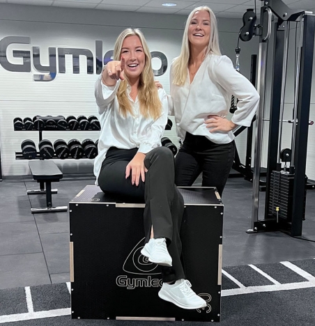 Linda och Monica Sotkasiira driver familjeföretaget Gymleco, tillsammans med sin far Kari Jernvall. Foto: Gymleco