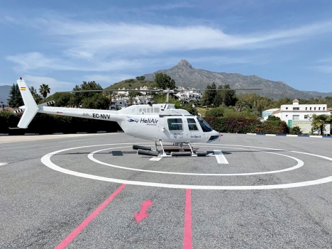 För fem år sedan startade Roger Gudmundsäter helikoptertaxi på Costa del Sol, men efter en bra start kom en rad oväntade motgångar. Nu satsar han fullhjärtat igen med HeliAir Marbella, som erbjuder turer både i helikopter och flygplan.