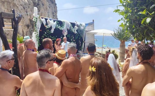 Stranden Cantarriján, som ligger mellan La Herradura och Nerja, har varit skådeplats för det kanske största nudistbröllopet i världen. Fotot har delats av deltagarna.