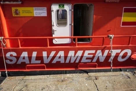 Den spanska sjöräddningen förde migranterna till Alicantes hamn.