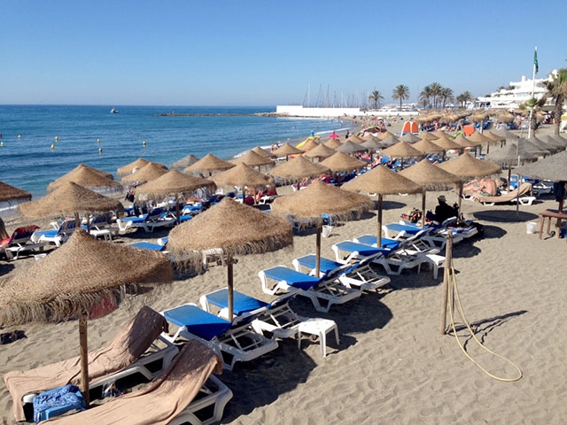 Stranden La Venus ligger omedelbart öster om fritidshamnen i centrala Marbella.