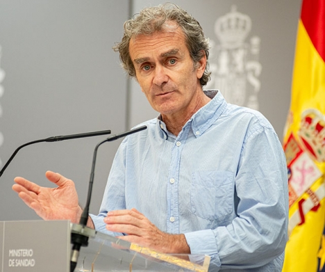 Chefen på den spanska smittskyddsenheten Fernando Simón säger att risken för en omfattande smittspridning är liten, även om den inte kan uteslutas.