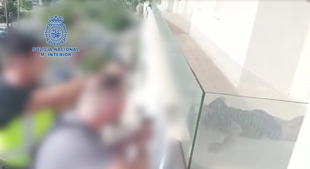 En polisvideo visar gripandet på balkongen.