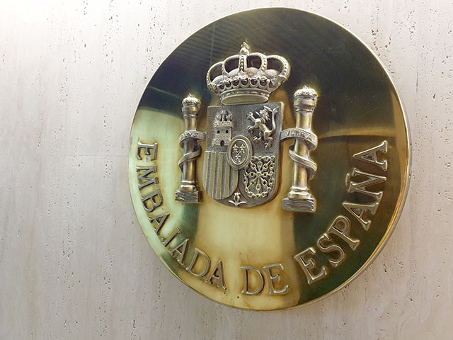 Den spanska ambassadpersonalen har inte fått någon lönehöjning sedan 2009.