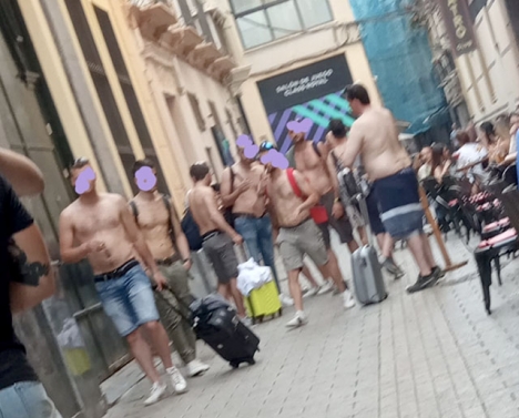 Foto av svensexa i centrala Málaga, som delats av boendeföreningar.