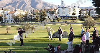 Det vara rena stortävlingsstämningen på utslagstee på Mijas/Olivos 9 februari, med mycket publik.