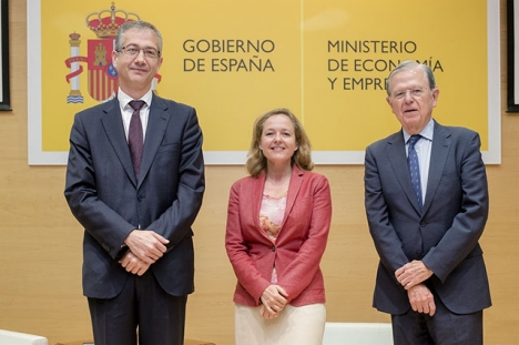 Pablo Hernández de Cos, till vänster i bilden bredvid finansministern Nadia Calviño.