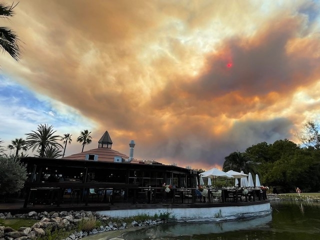 Röken från branden var så tjock att den dolde solen på många delar av västra Costa del Sol. Bilden är från Marbella.