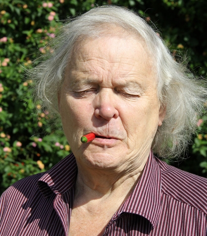 Bengt Sändh är känd för att inte bita sig i tungan och med en chili mellan läpparna är det fara värt att det kan bli ganska pikant!