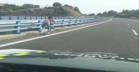 Guardia Civil filmade kvinnan på motorvägen.