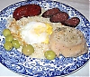 ”Plato de Los Montes”; migas (brödsmulor blandade med olivolja och vitlök), stekt ägg, kotletter, chorizo, morzilla (spansk blodkorv) och oliver.