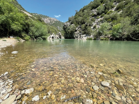 Vandringsleden till El Charco del Moro är inte särskilt lång och den lockar med ett svalkande dopp i Guadiaro-ån.