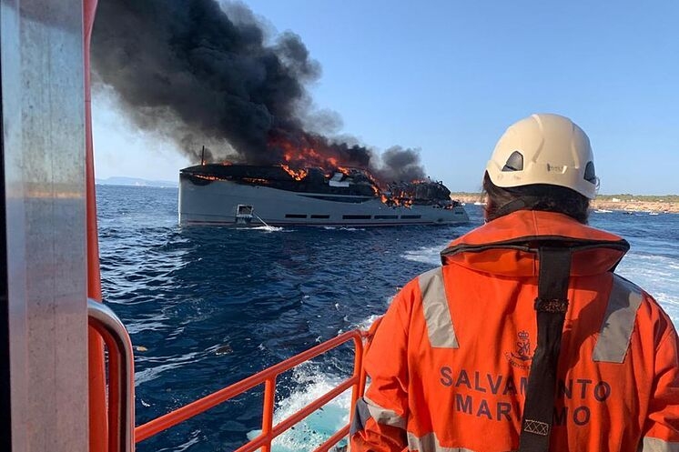 Den spanska sjöräddningen undsatte de 18 passagerarna ombord, men lyxyachten blev helt övertänd. Foto: Salvamento Marítimo