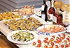 Utställarna bjuder både allmänheten och VIP-gäster på gastromiska läckerheter.