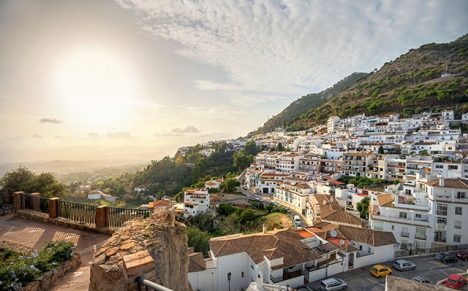 Mijas-Pueblo förlorar enligt Partido Popular mycket av sin charm när besökarna tvingas utstå långa köer.