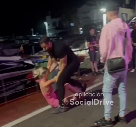 Bråket i Marbellas fritidshamn filmades av vittnen. Foto: Twitter
