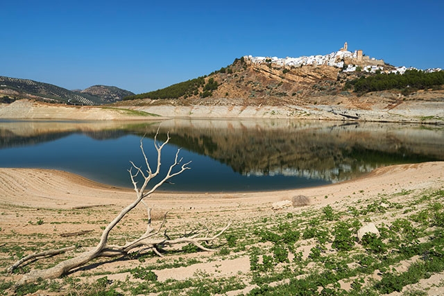 Vattenreservoarerna i Andalusien, som denna i Iznájar (Córdoba) rymmer inför hösten avsevärt mindre än normalt.