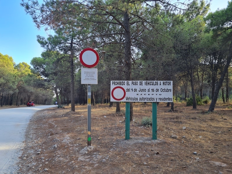 Efter denna skylt i naturområdet Barranco Blanco är fordonstrafik förbjuden under sommaren. Det visade sig dock vara förbjudet att parkera även hitom skylten vilket i praktiken gör besök i området omöjligt.