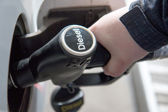 Diesel har traditionellt varit betydligt billigare än bensin, men kostar i dagsläget omkring 20 cent mer per liter.