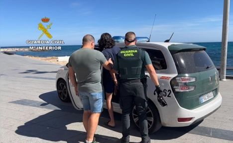 Guardia Civil har släppt en bild på gripandet av en av de nu häktade.