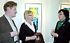 Björn och Ing-Marie Lundell diskuterade sina intryck av tavlorna med Helen Kanne.