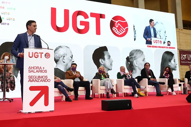 De två ledande fackföreningarna UGT och CC.OO har accepterat regeringens löneförslag för de två närmaste åren, inkluderat en justering av årets lönehöjningar.