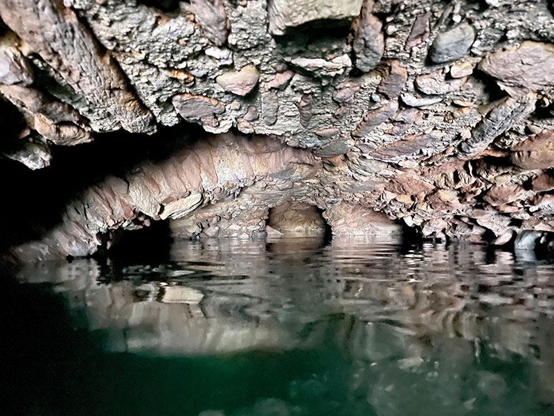 Vid La Hedionda kan man bada i termalvatten i en artificiell grotta med månghundraåriga anor.