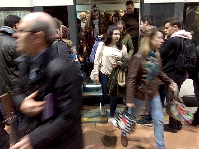 Rusningstid vid pendeltågsperrongen i Atocha, Madrid.