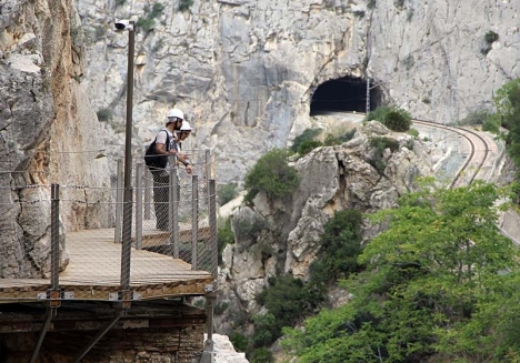 Medeldistanslinjen till bland annat Sevilla passerar redan förbi El Chorro, som ligger vid Caminito del Rey.