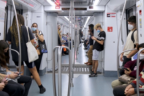 Bruket av munskydd i kollektivtrafiken är fortfarande obligatoriskt i Spanien, men åtföljs inte längre i lika stor utsträckning.