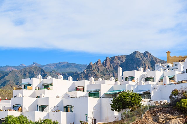 Nästan hälften av alla fastighetsköp på Kanarieöarna mellan januari och juni gjordes av utlänningar.