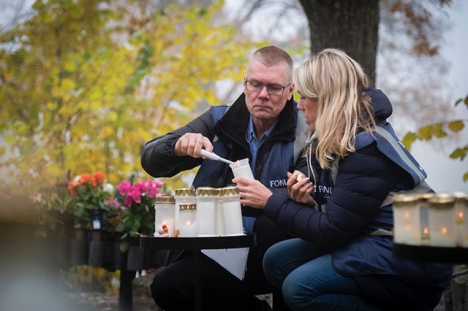 Fonus medarbetare tänder kostnadsfritt ljus över hela Sverige och beställaren även kan även få en bild skickad till sig.