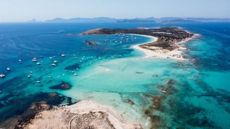 Omkring 200 personer ska ha deltagit i en strandfest på Formentera som bröt mot Covid-restriktionerna.