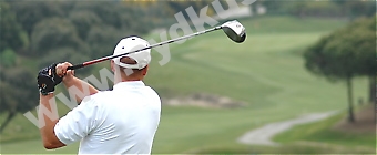 Det blev finskt och norskt överst på pallen på Almenara Golf 15 mars, i svårspelat väder men på en bana i toppskick. På bilden slår Urban Flyxe ut på ettan på Los Pinos.