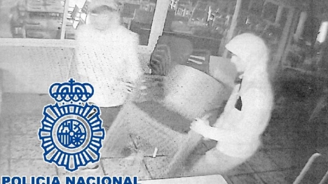 Tjuvarna fångades på en video som delats av Policía Nacional.
