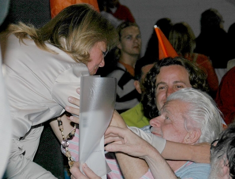 Marbellas borgmästare Ángeles Muñoz försvarar både sin och sin make Lars Brobergs heder. Bilden är från valnatten i maj 2007 när Muñoz för första gången vann kommunvalet med Partido Popular.