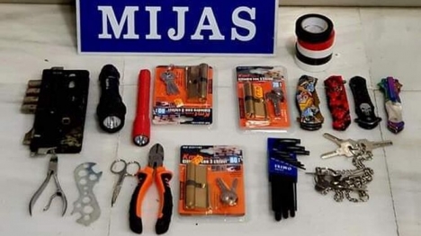 Lokalpolisen i Mijas beslagtog ett flertal verktyg som brukats för att bryta sig in i bostaden.