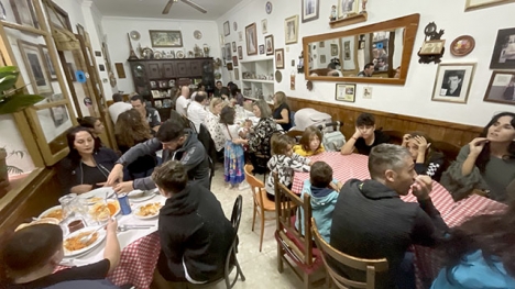 I restaurangen som bloggaren tipsar om känns det som att man sitter och äter med tjocka släkten hos farmor på landet.