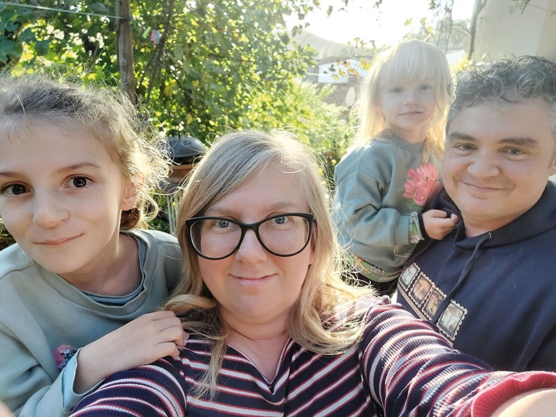 Annika Elwing och hennes familj har hittat hem i en liten spansk by med 80 invånare, där alla stortrivs. Foto: Privat